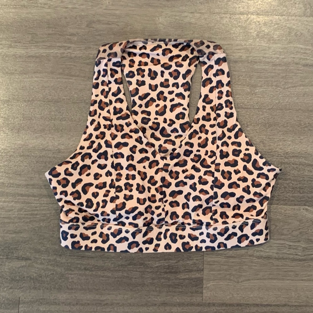 Fabletics - Leopard Sports Bra with Phone/Key Pocket Detailing